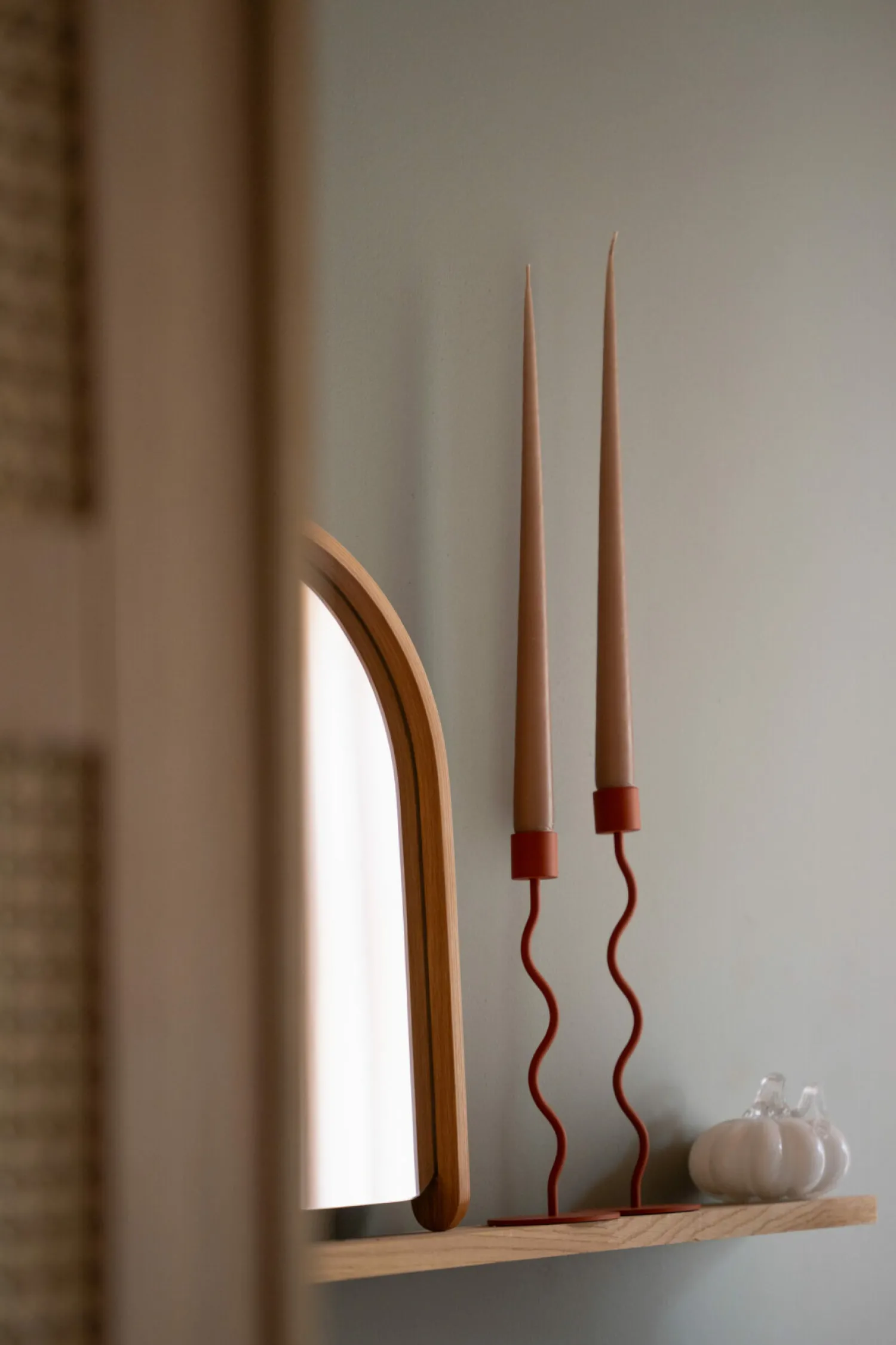 curved_candlestick_cm_brick_red_1.webp Outlet Curved Candlestick 26cm Brick Red Candlesticks & Candle Holders
