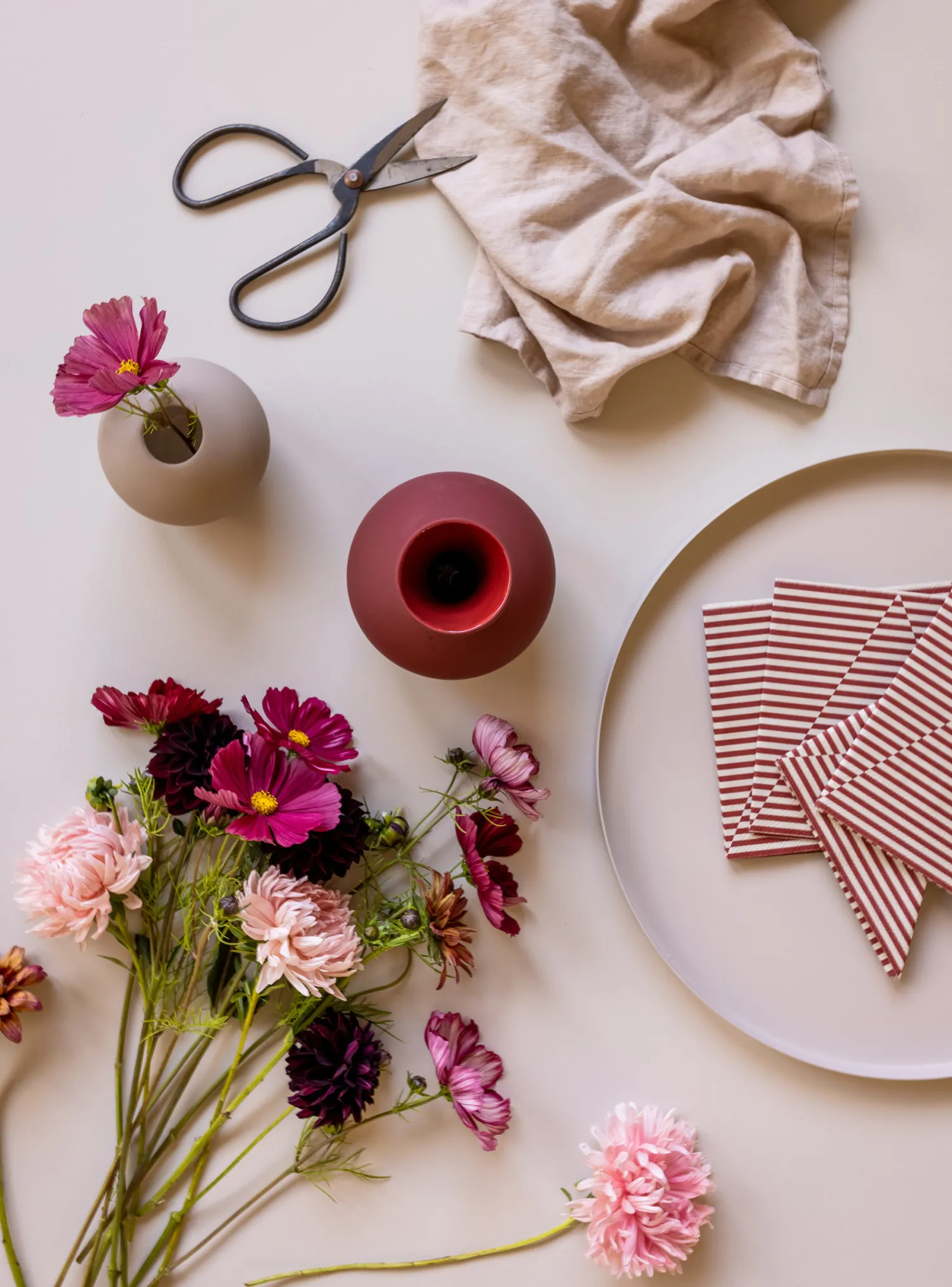 napkin_broken_lines_berry_2.webp Cheap Napkin Broken Lines Berry Napkins